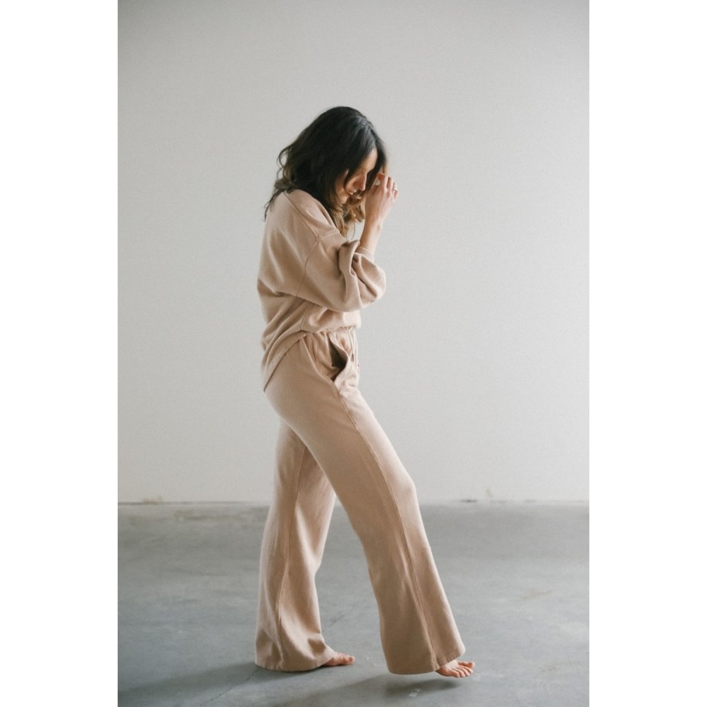 NEW Citizens of Humanity | Nia Wide-leg Sweatpant in Nougat - Picture 5 of 13